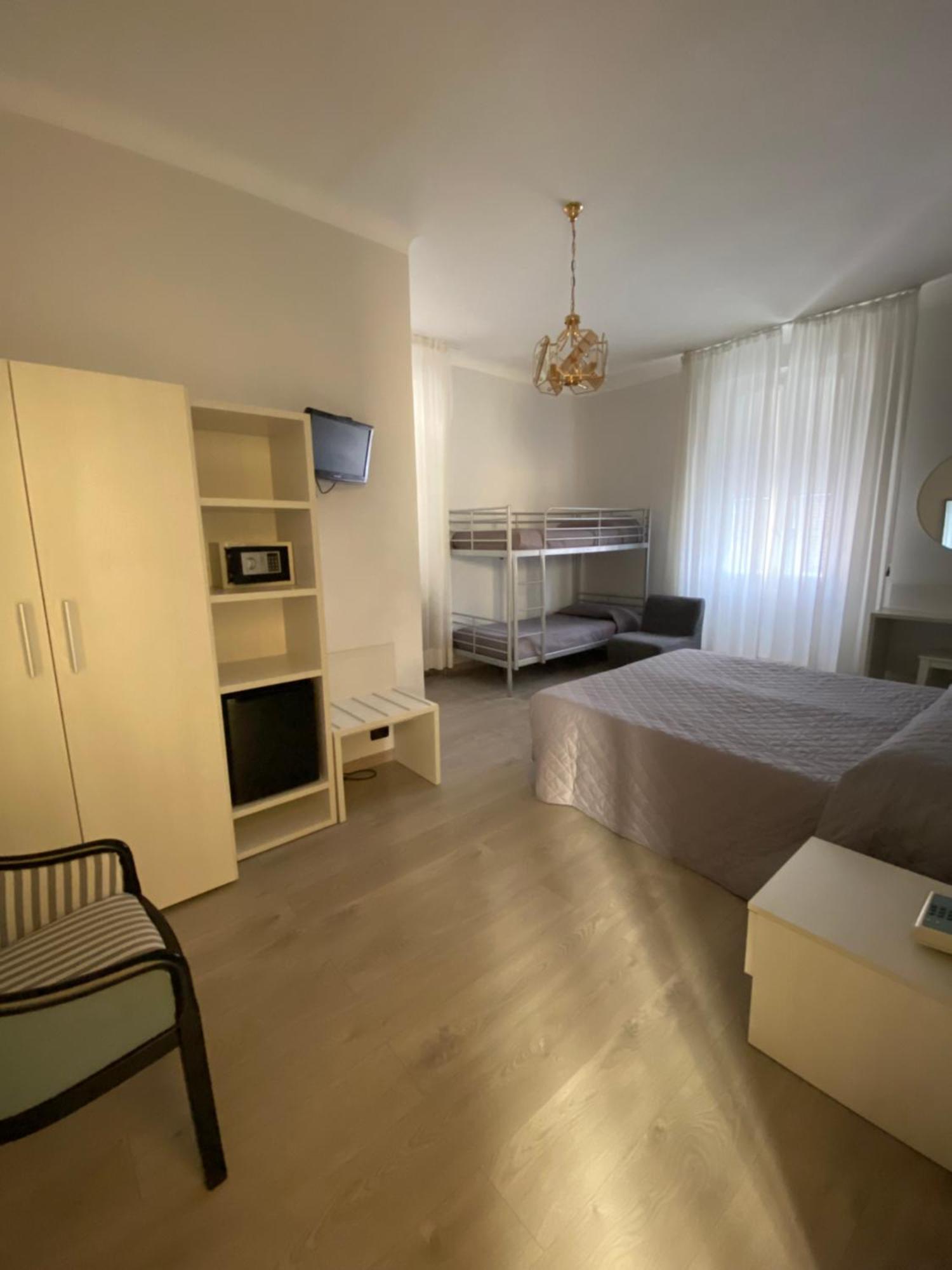 Hotel Fiorenza & Banksia Meuble